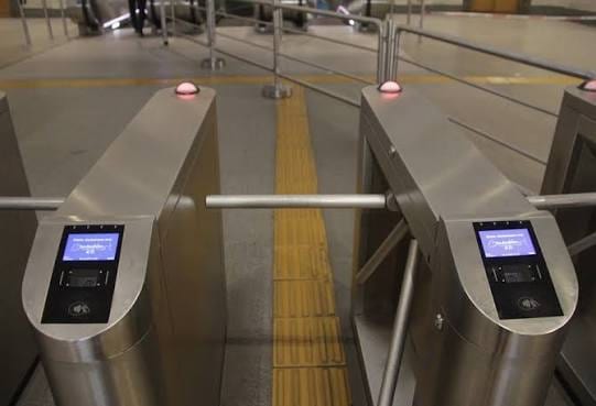 Metro stansiyasında quraşdırılmış turniket keçid qurğuları