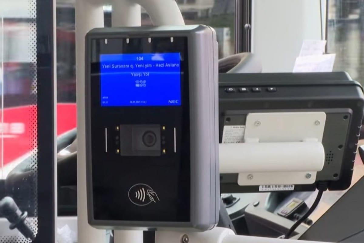 Avtobus salonunda quraşdırılmış validator qurğusu
