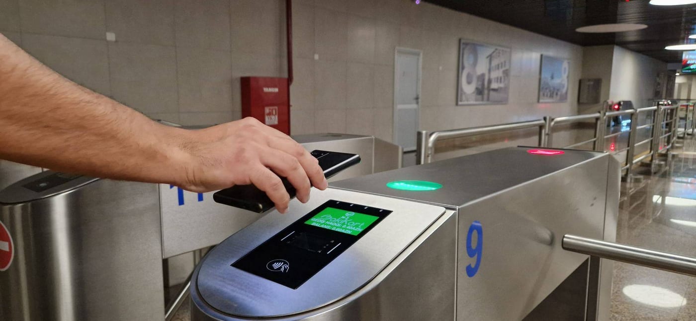 Sərnişin telefonla metro turniketinə ödəniş edir